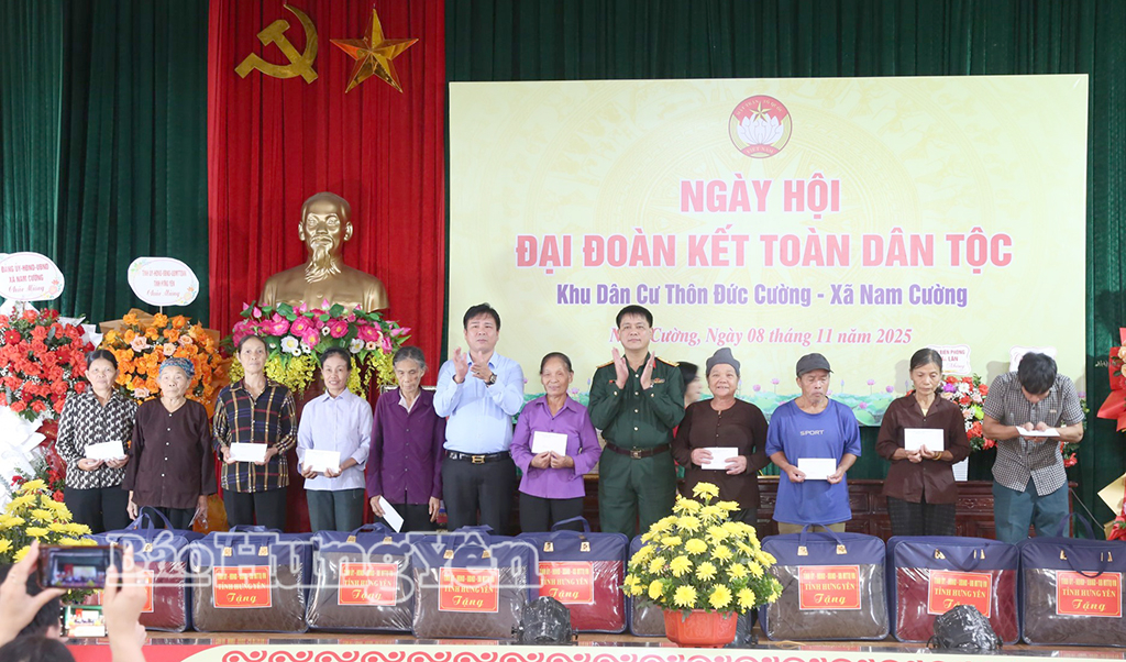 Đại tá Vũ Văn Định, Ủy viên Ban Thường vụ Tỉnh uỷ, Chỉ huy trưởng Bộ CHQS tỉnh trao quà của Tỉnh ủy, HĐND, UBND, Ủy ban MTTQ Việt Nam tỉnh cho các hộ nghèo, hộ cận nghèo thôn Đức Cường, xã Nam Cường. Ảnh: Trịnh Cường 