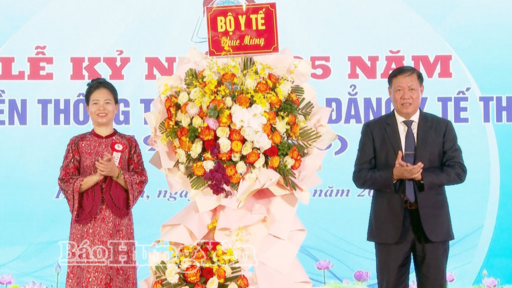 Thứ trưởng Bộ Y tế Đỗ Xuân Tuyên tặng hoa chúc mừng Trường Cao đẳng Y tế Thái Bình.