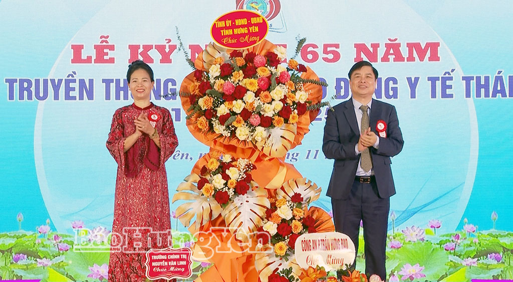 Đồng chí Phạm Văn Nghiêm, Phó Chủ tịch UBND tỉnh tặng hoa chúc mừng Trường Cao đẳng Y tế Thái Bình.