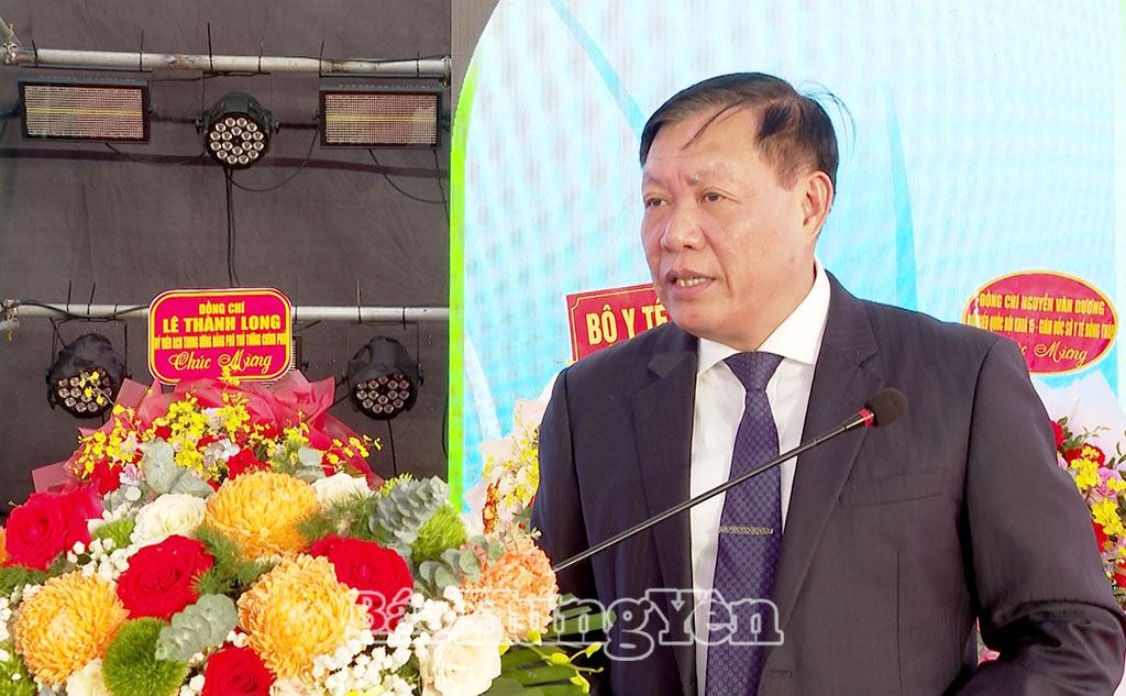 Đồng chí Nguyễn Văn Huy, Phó Trưởng đoàn chuyên trách Đoàn Đại biểu Quốc hội khoá XV tỉnh Hưng Yên tặng hoa chúc mừng Trường Cao đẳng Y tế Thái Bình.