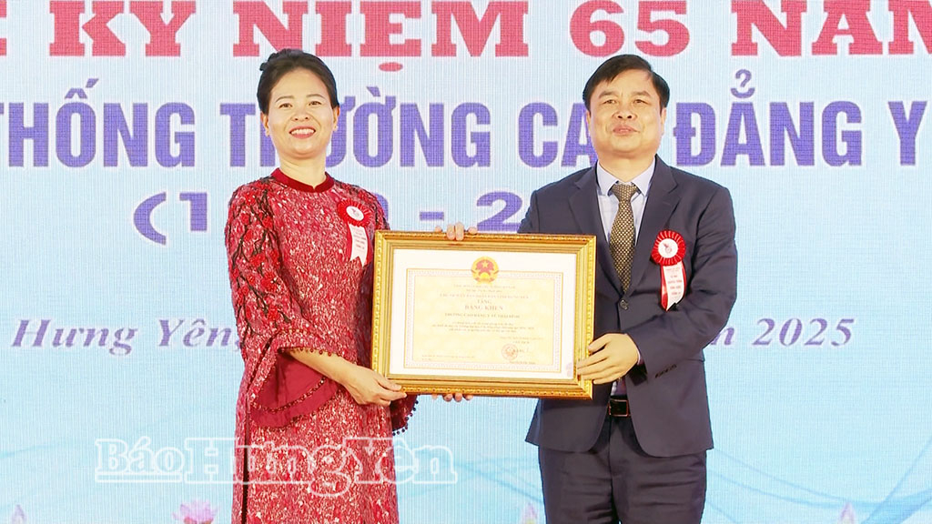 Đồng chí Phạm Văn Nghiêm, Phó Chủ tịch UBND tỉnh trao bằng khen của UBND tỉnh cho Trường Cao đẳng Y tế Thái Bình.