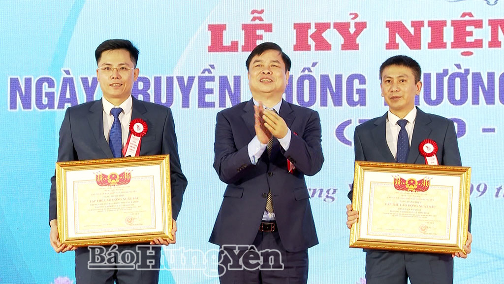 Đồng chí Phạm Văn Nghiêm, Phó Chủ tịch UBND tỉnh trao danh hiệu tập thể lao động xuất sắc cho 2 tập thể tiêu biểu thuộc Trường Cao đẳng Y tế Thái Bình.