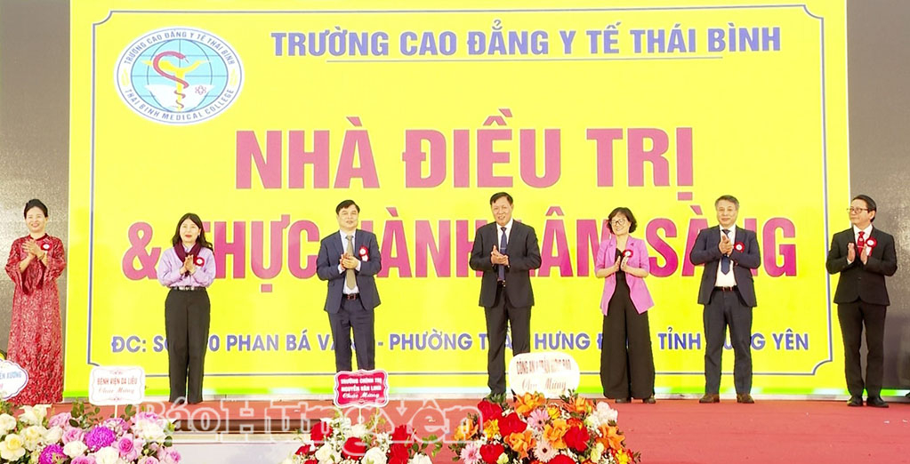 Các đại biểu thực hiện nghi thức gắn biển công trình Nhà điều trị và thực hành lâm sàng của Trường Cao đẳng Y tế Thái Bình.