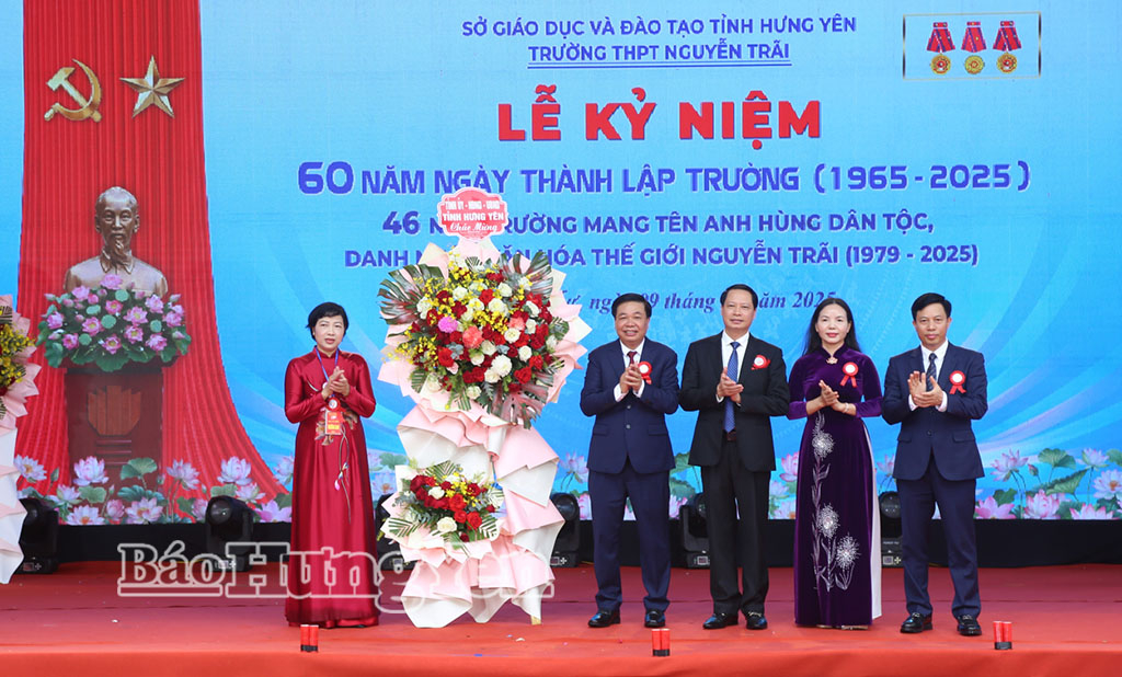 Các đồng chí Ủy viên Ban Thường vụ VV88 casino, lãnh đạo UBND tỉnh tặng hoa chúc mừng.