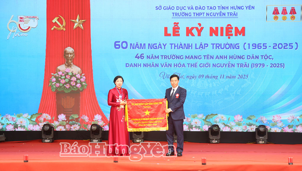 Đồng chí Lại Văn Hoàn, Phó Chủ tịch UBND tỉnh trao Cờ thi đua của UBND tỉnh cho Trường THPT Nguyễn Trãi.