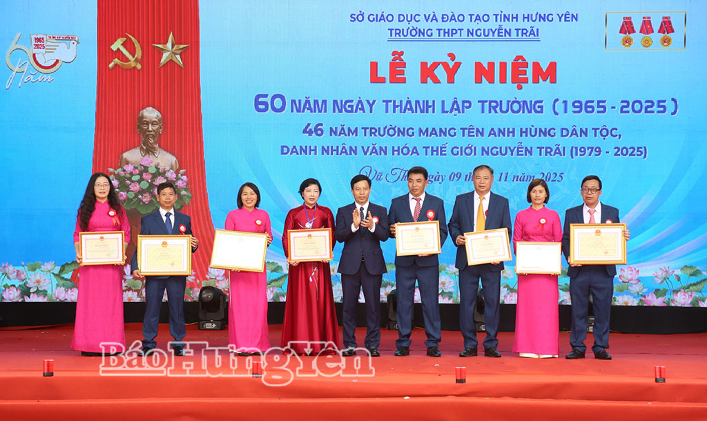 Đồng chí Lại Văn Hoàn, Phó Chủ tịch UBND tỉnh trao bằng khen của Bộ Giáo dục và Đào tạo, bằng khen của UBND tỉnh các tập thể và cá nhân Trường THPT Nguyễn Trãi.