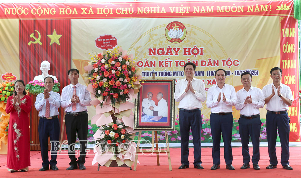 Các đồng chí: Vũ Kim Cứ, Ủy viên Ban Thường vụ Tỉnh ủy, Trưởng ban Quản lý Khu kinh tế tỉnh; Vũ Ngọc Trì, Phó Chủ tịch HĐND tỉnh dự và đại biểu tặng hoa chúc mừng ngày hội đại đoàn kết tổ dân phố Hoàng Xá, phường Vũ Phúc.