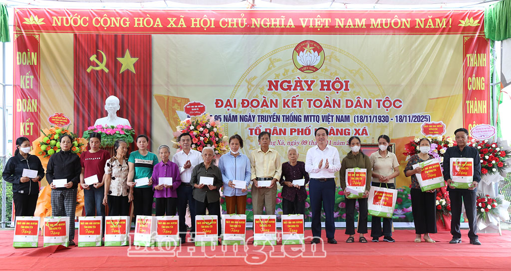 Đồng chí Vũ Ngọc Trì, Phó Chủ tịch HĐND tỉnh trao quà của Tỉnh ủy, HĐND, UBND, Ủy ban MTTQ Việt Nam tỉnh cho các hộ nghèo, hộ cận nghèo tổ dân phố Hoàng Xá, phường Vũ Phúc.