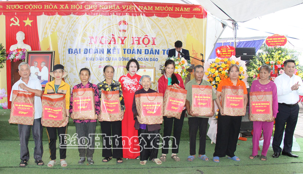 Đồng chí Quách Thị Hương, Ủy viên Ban Thường vụ Tỉnh ủy, Hiệu trưởng Trường Chính trị Nguyễn Văn Linh trao quà của tỉnh cho các hộ nghèo, hộ cận nghèo, hộ có hoàn cảnh khó khăn.