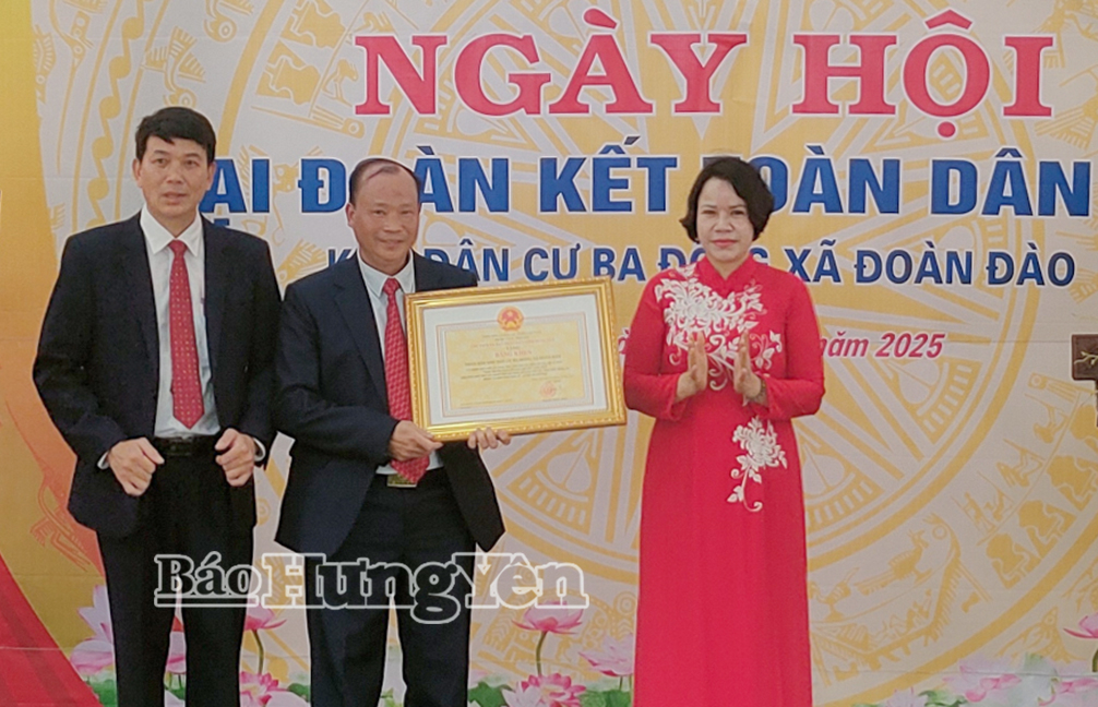 Đồng chí Quách Thị Hương, Ủy viên Ban Thường vụ Tỉnh ủy, Hiệu trưởng Trường Chính trị Nguyễn Văn Linh trao Bằng khen của Chủ tịch UBND tỉnh tặng KDC Ba Đông.