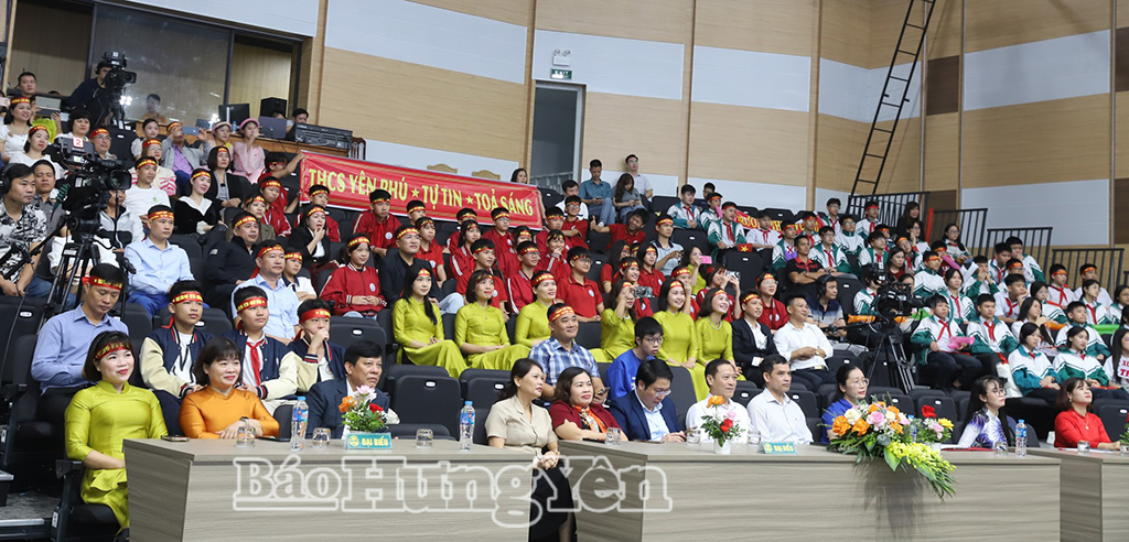 Đông đảo khán giả đến cổ vũ các đội thi.