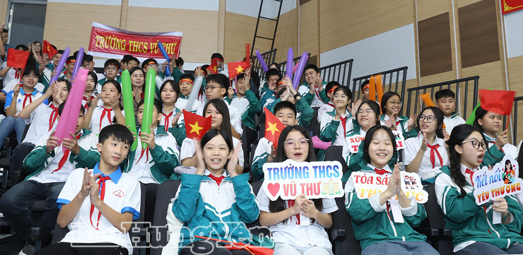 Cổ động viên Trường THCS Vũ Thư cổ vũ nhiệt tình ủng hộ các đội chơi.