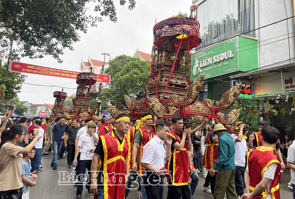 Nghi thức rước kiệu trong lễ hội đền Hương Quất. 