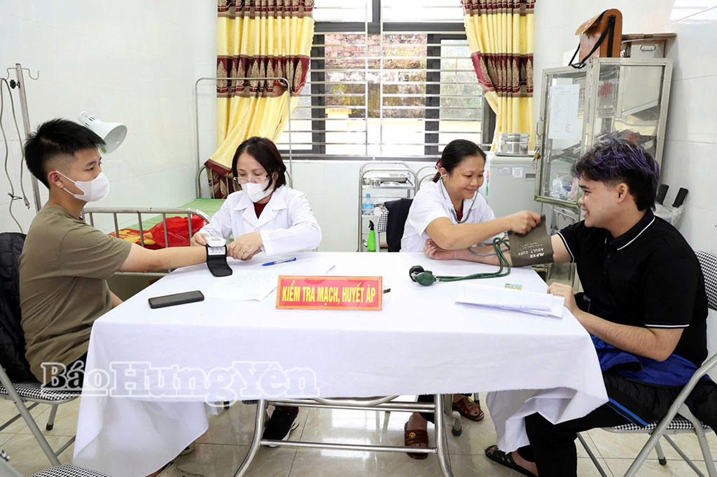 Thanh niên xã Tân Hưng khám sơ tuyển sức khỏe thực hiện Luật Nghĩa vụ quân sự.