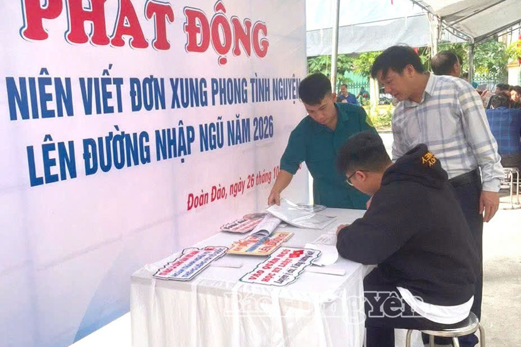 Thanh niên xã Đoàn Đào viết đơn tình nguyện nhập ngũ.