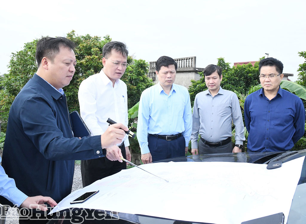 Đồng chí Bí thư Tỉnh ủy Nguyễn Hữu Nghĩa và các đại biểu kiểm tra, khảo sát tại khu vực quy hoạch xây dựng cảng Diêm Điền (xã Thái Thụy).