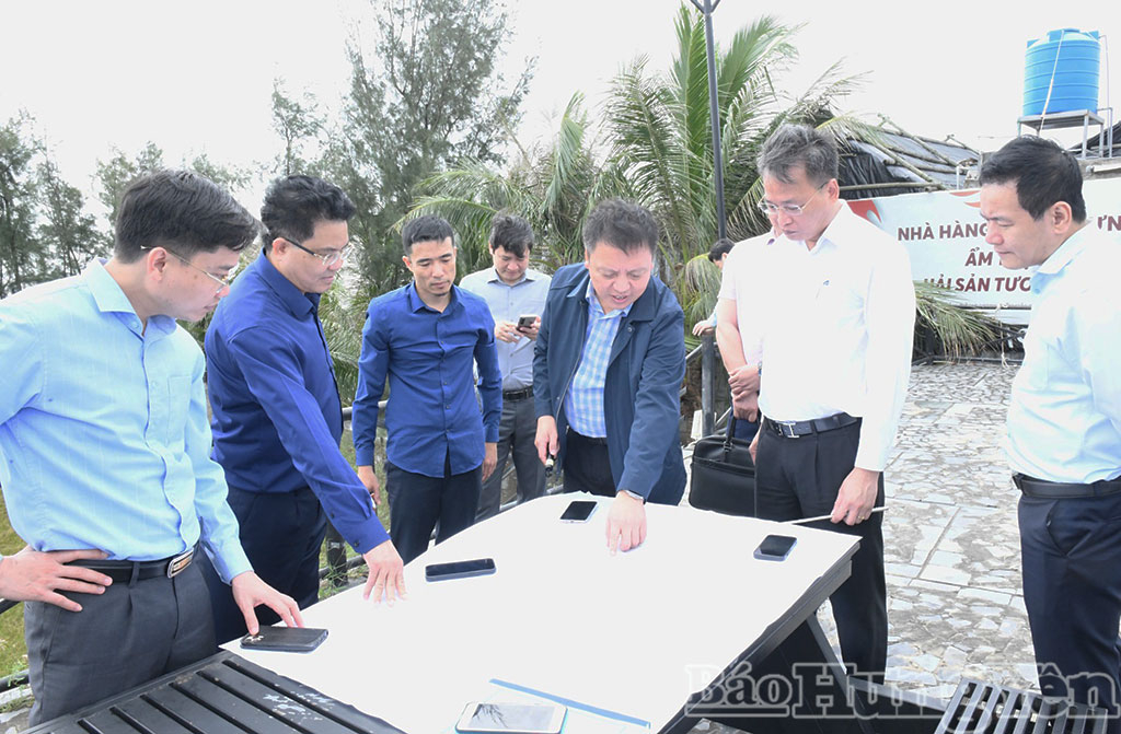 Đồng chí Bí thư Tỉnh ủy Nguyễn Hữu Nghĩa và các đại biểu kiểm tra, khảo sát tại khu vực quy hoạch khu đô thị Đồng Châu (xã Đồng Châu).