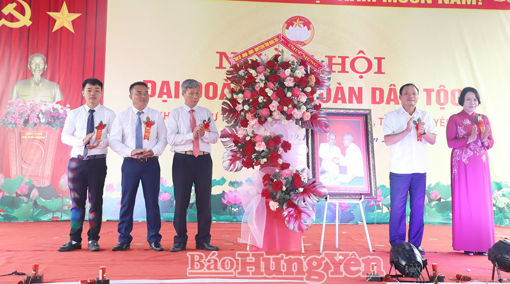 Các đồng chí: Chủ tịch HĐND tỉnh Trần Quốc Văn; Hiệu trưởng Trường Chính trị Nguyễn Văn Linh Quách Thị Hương tặng hoa và quà cho khu dân cư thôn Kênh Bối, xã Xuân Trúc.