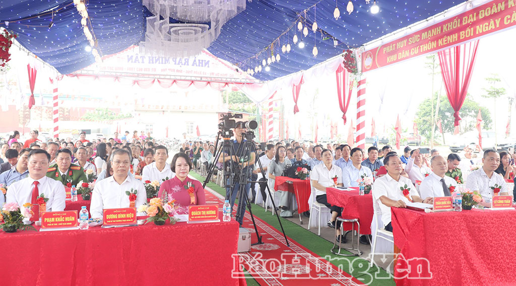 Đồng chí Chủ tịch HĐND tỉnh Trần Quốc Văn cùng các đại biểu dự Ngày hội Đại đoàn kết toàn dân tộc tại khu dân cư thôn Kênh Bối, xã Xuân Trúc.