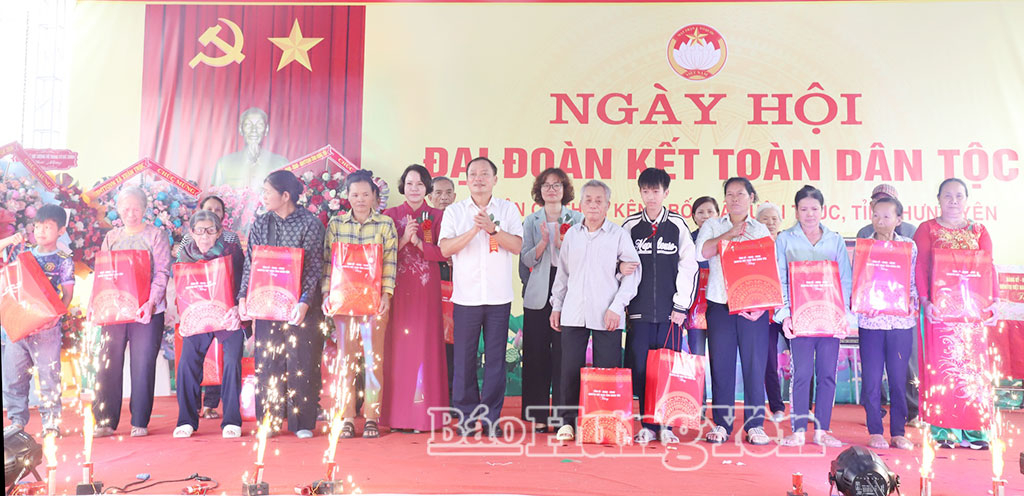 Các đồng chí: Chủ tịch HĐND tỉnh Trần Quốc Văn; Hiệu trưởng Trường Chính trị Nguyễn Văn Linh Quách Thị Hương trao quà tặng hộ nghèo, hộ cận nghèo khu dân cư thôn Kênh Bối, xã Xuân Trúc.