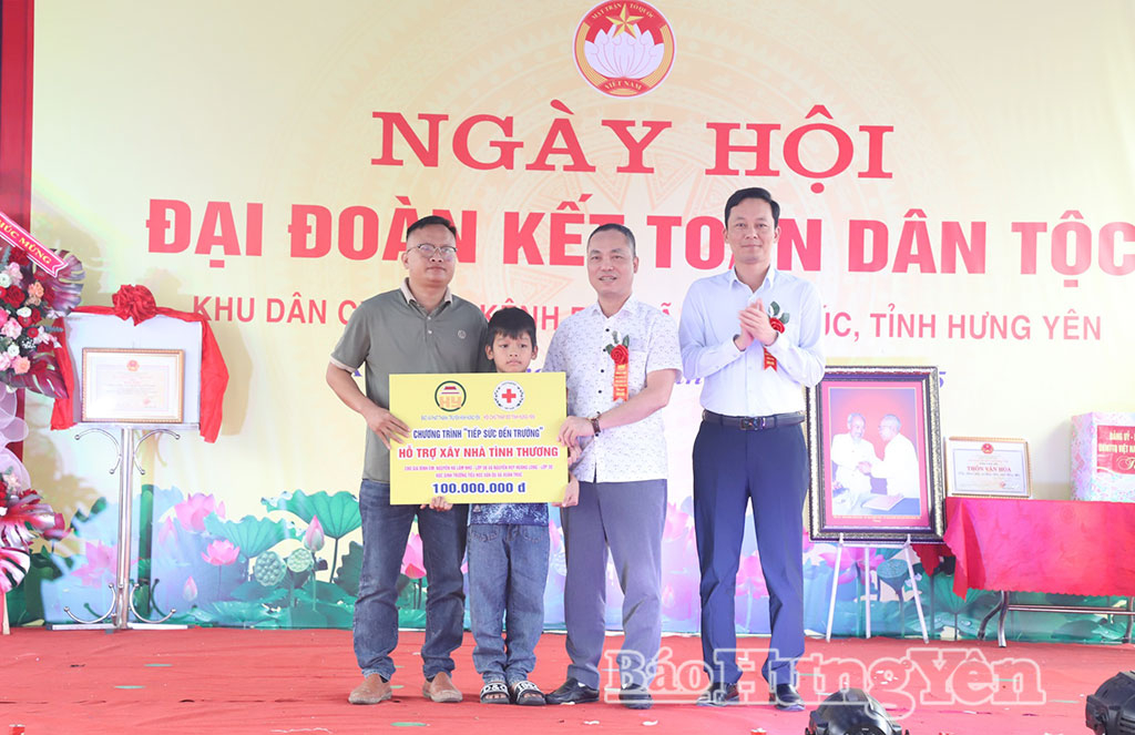 Đại diện lãnh đạo Báo và Phát thanh, Truyền hình Hưng Yên; Hội Chữ thập đỏ tỉnh trao tượng trưng tiền hỗ trợ xây dựng Nhà tình thương của Chương trình “Nâng bước em tới trường”.