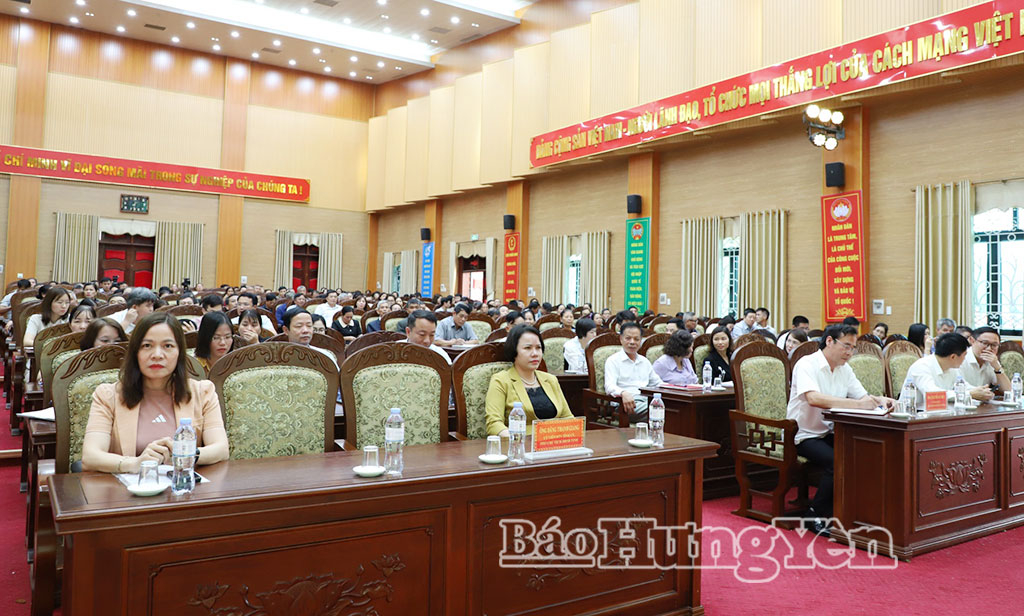 Tổ đại biểu số 9 HĐND tỉnh và các đại biểu tại buổi tiếp xúc cử tri.