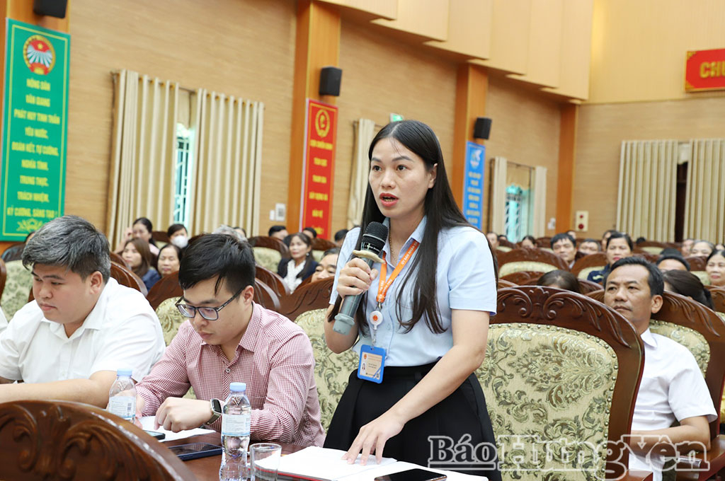 Cử tri xã Nghĩa Trụ phát biểu ý kiến tại buổi tiếp xúc.