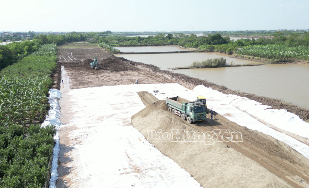 Thi công nền đường dự án đầu tư xây dựng tuyến đường kết nối di sản văn hóa, du lịch và phát triển kinh tế dọc sông Hồng.
