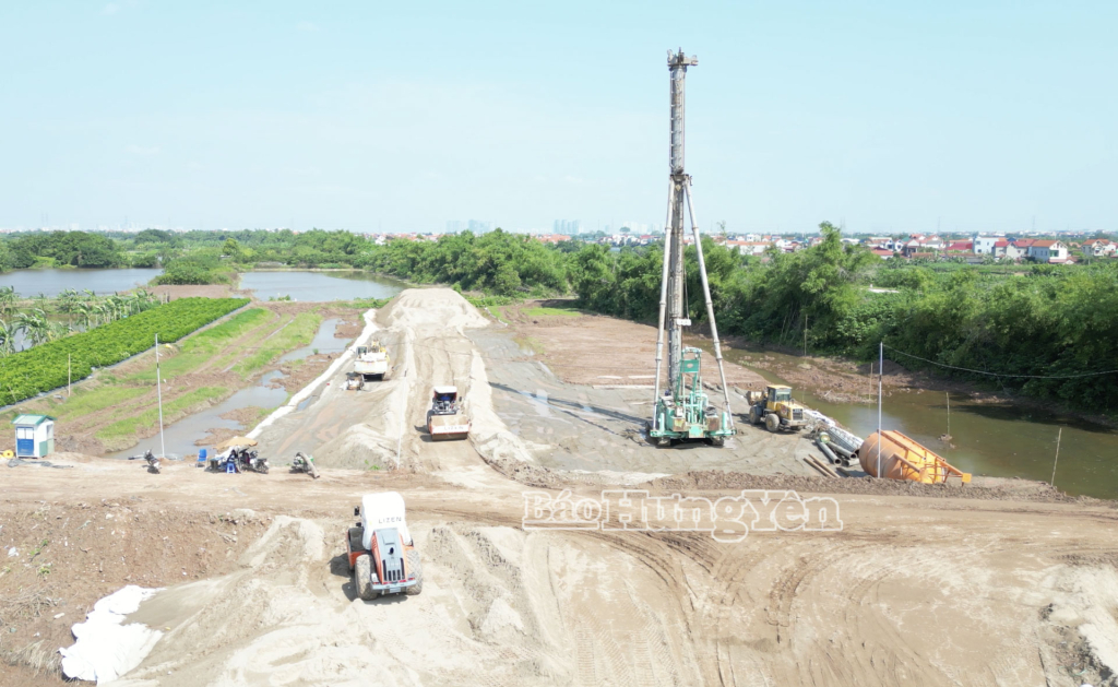 Nhiều vị trí thi công dự án đường kết nối di sản phải xử lý nền đất yếu song song bằng 2 phương pháp ép cọc xi măng đất và bấc thấm.