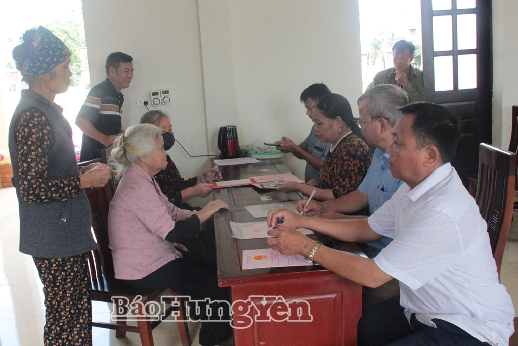 Người dân xã Lương Bằng cung cấp thông tin để làm giàu, làm sạch cơ sở dữ liệu đất đai.