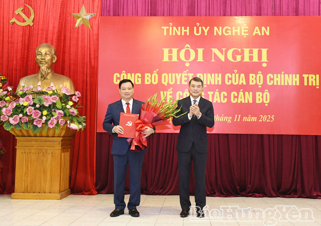 Đồng chí Lê Minh Hưng, Ủy viên Bộ Chính trị, Bí thư Trung ương Đảng, Trưởng ban Tổ chức Trung ương trao Quyết định của Bộ Chính trị và tặng hoa chúc mừng tân Bí thư Tỉnh ủy Nghệ An Nguyễn Khắc Thận.