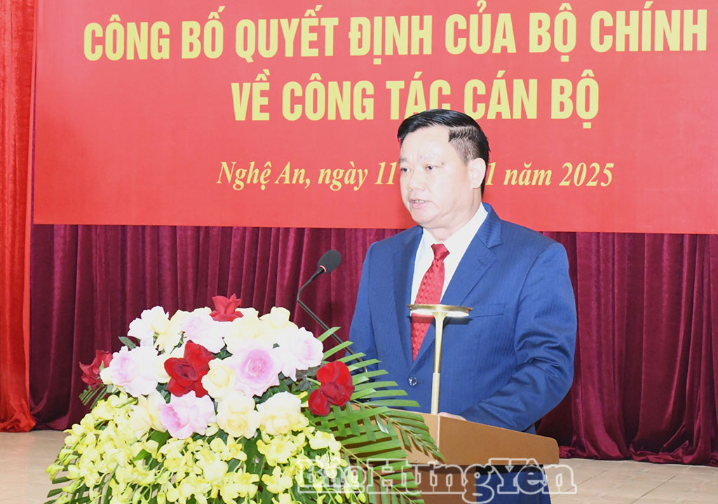 Bí thư Tỉnh ủy Nghệ An Nguyễn Khắc Thận phát biểu tại hội nghị.