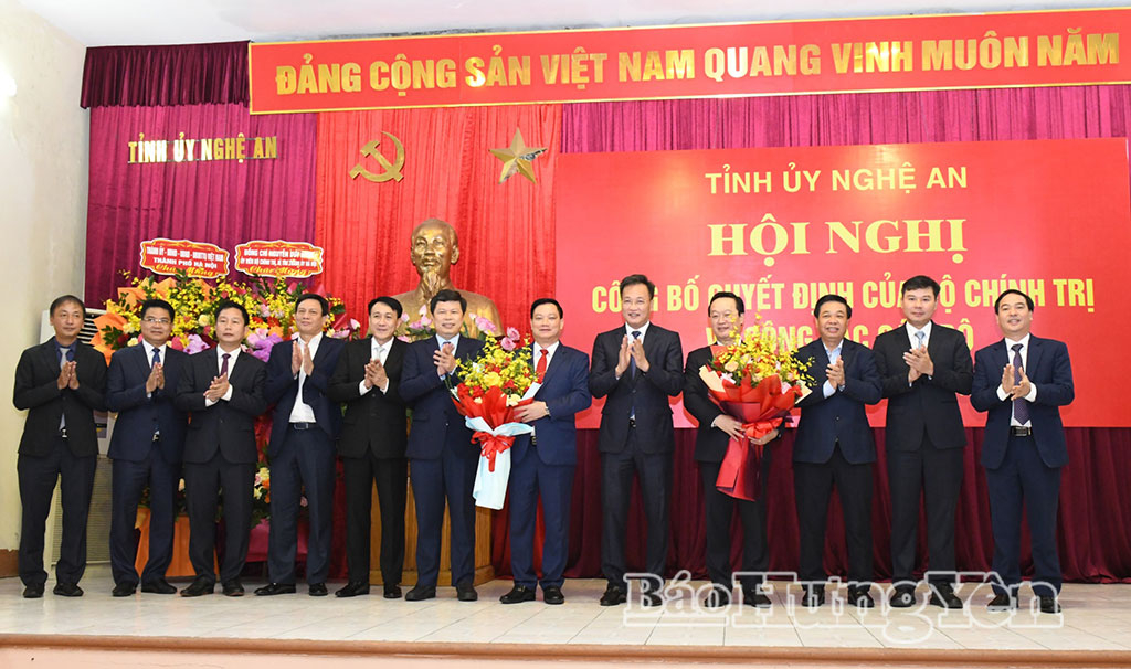 Các đồng chí lãnh đạo tỉnh Hưng Yên tặng hoa chúc mừng đồng chí tân Bí thư Tỉnh ủy Nghệ An Nguyễn Khắc Thận và đồng chí Phó Bí thư Thành ủy Hà Nội Nguyễn Đức Trung.