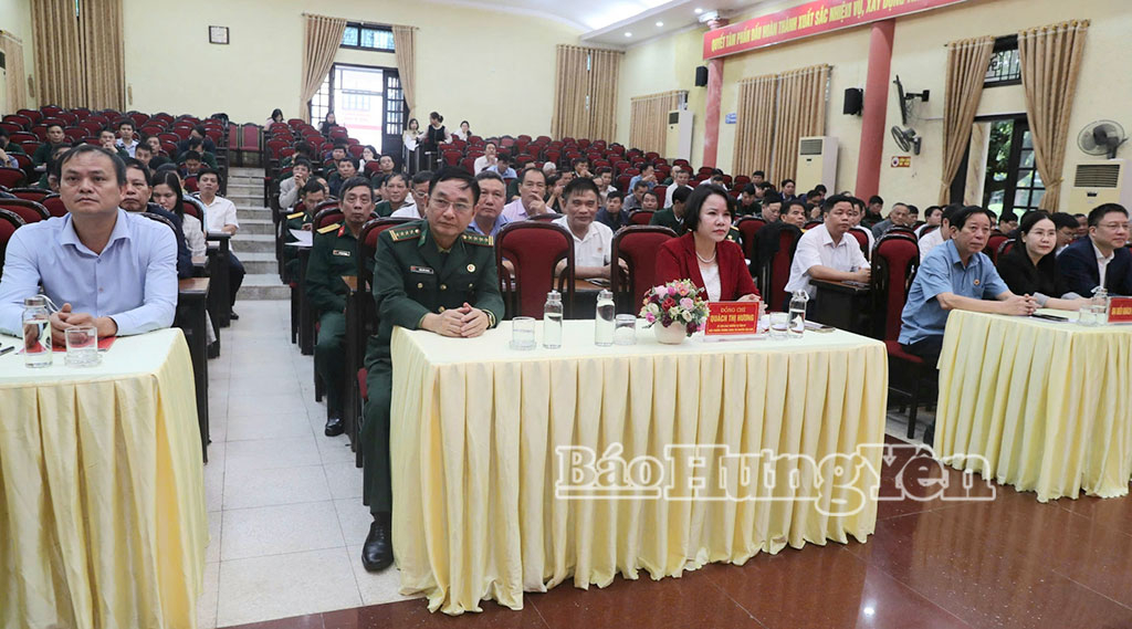 Các đại biểu dự lễ khai giảng.