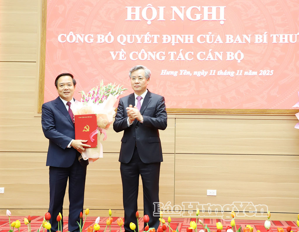 Đồng chí Nguyễn Quang Dương, Ủy viên Ban Chấp hành Trung ương Đảng, Phó Trưởng ban Tổ chức Trung ương trao quyết định và tặng hoa chúc mừng đồng chí Phạm Quang Ngọc, Phó Bí thư Tỉnh ủy Hưng Yên nhiệm kỳ 2025 - 2030.