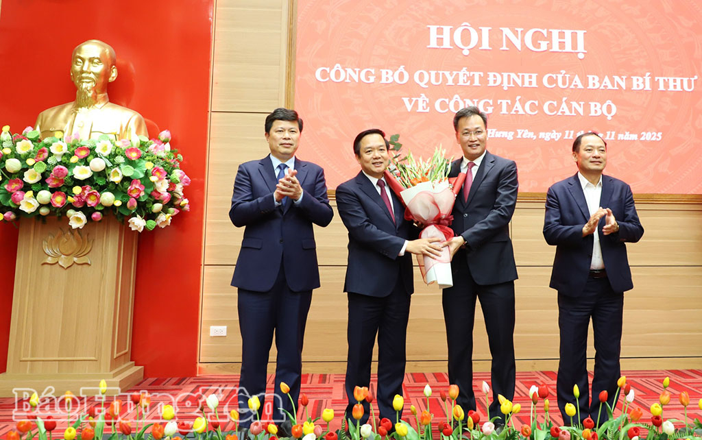 Đồng chí Nguyễn Hữu Nghĩa, Ủy viên Ban Chấp hành Trung ương Đảng, Bí thư Tỉnh ủy và các đồng chí Thường trực Tỉnh ủy tặng hoa chúc mừng đồng chí Phạm Quang Ngọc, Phó Bí thư Tỉnh ủy.