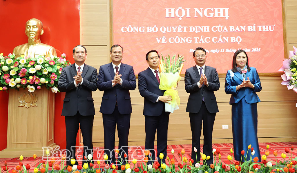 Đồng chí Đặng Xuân Phong, Bí thư Tỉnh ủy, Trưởng đoàn Đại biểu Quốc hội tỉnh Ninh Bình và các đồng chí Thường trực Tỉnh ủy Ninh Bình tặng hoa chúc mừng đồng chí Phạm Quang Ngọc, Phó Bí thư Tỉnh ủy Hưng Yên.