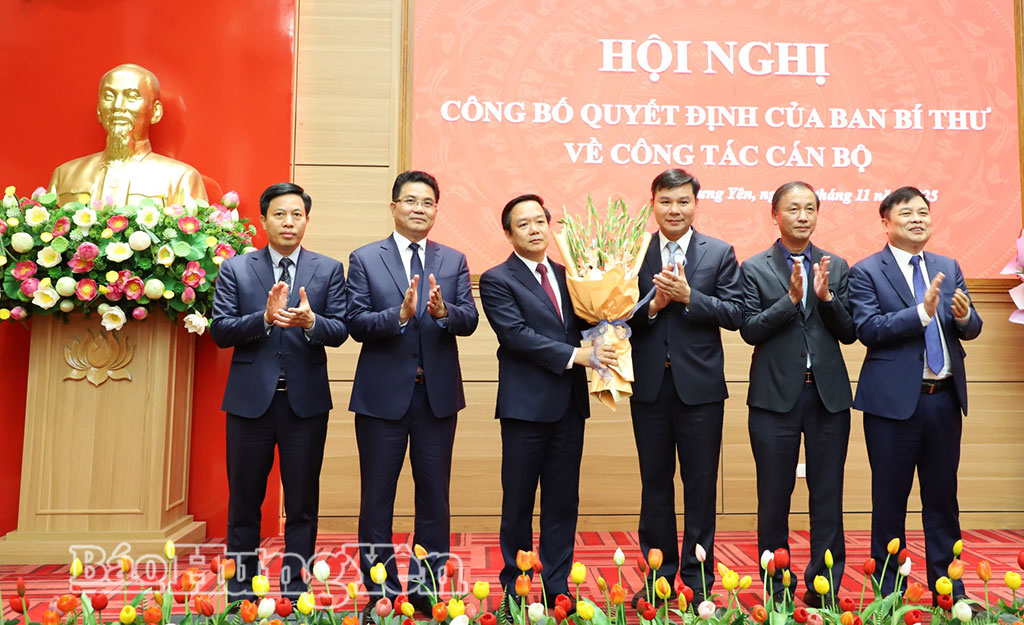 Các đồng chí Lãnh đạo UBND tỉnh tặng hoa chúc mừng đồng chí  Phạm Quang Ngọc, Phó Bí thư Tỉnh ủy Hưng Yên.