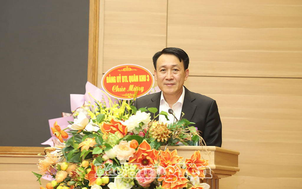 Đồng chí Phạm Văn Khuê, Ủy viên Ban Thường vụ Tỉnh ủy, Trưởng Ban Tổ chức Tỉnh ủy trình bày Tờ trình của Ban Thường vụ Tỉnh ủy về giới thiệu nhân sự bầu giữ chức Chủ tịch UBND tỉnh Hưng Yên nhiệm kỳ 2021 - 2026.