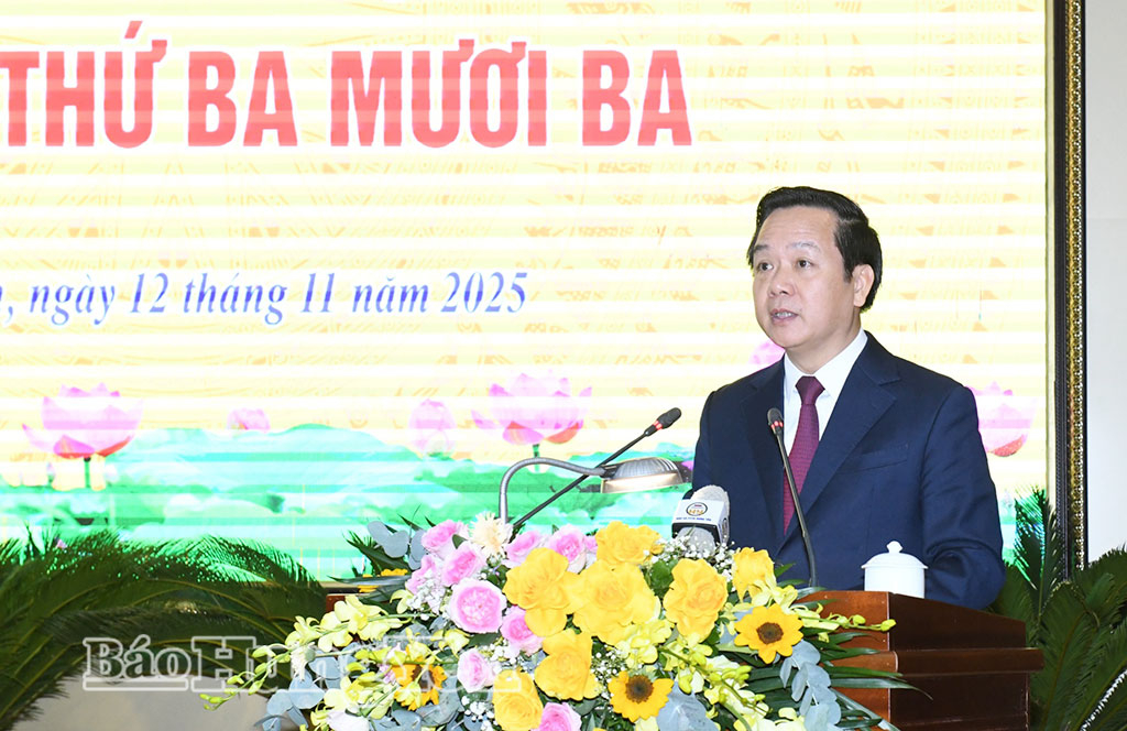 Đồng chí Phạm Quang Ngọc, Phó Bí thư Tỉnh ủy, Chủ tịch UBND tỉnh phát biểu tại kỳ họp. (Ảnh Lê Hiếu)