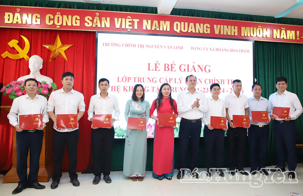 Trao bằng tốt nghiệp cho các học viên.