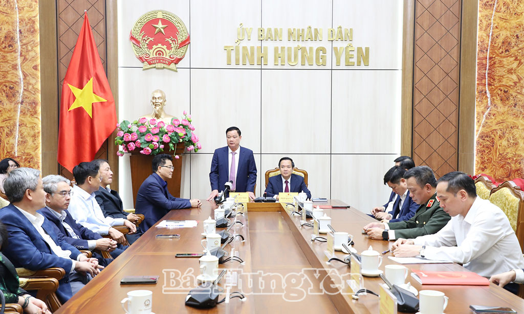 Đồng chí Nguyễn Khắc Thận, Bí thư Tỉnh ủy Nghệ An, nguyên Phó Bí thư Tỉnh ủy, nguyên Chủ tịch UBND tỉnh phát biểu tại hội nghị bàn giao.