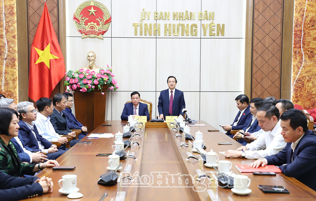 Đồng chí Phạm Quang Ngọc, Phó Bí thư Tỉnh ủy, Chủ tịch UBND tỉnh phát biểu tại hội nghị bàn giao.