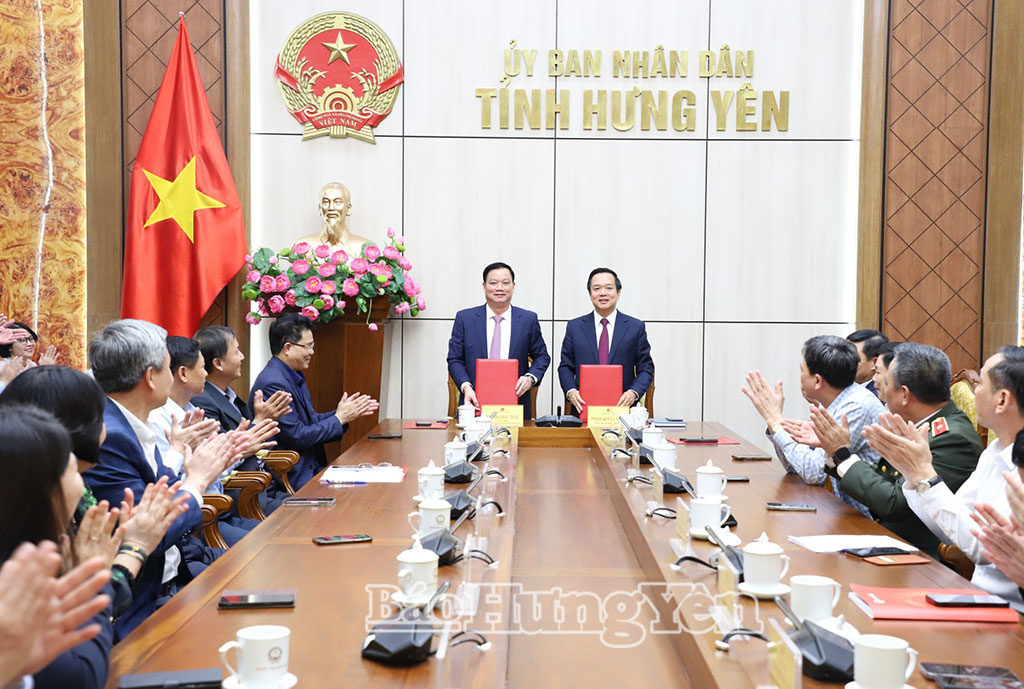 Đồng chí Nguyễn Khắc Thận, Bí thư Tỉnh ủy Nghệ An, nguyên Phó Bí thư Tỉnh ủy, nguyên Chủ tịch UBND tỉnh và đồng chí Phạm Quang Ngọc, Phó Bí thư Tỉnh ủy, Chủ tịch UBND tỉnh thực hiện việc bàn giao.