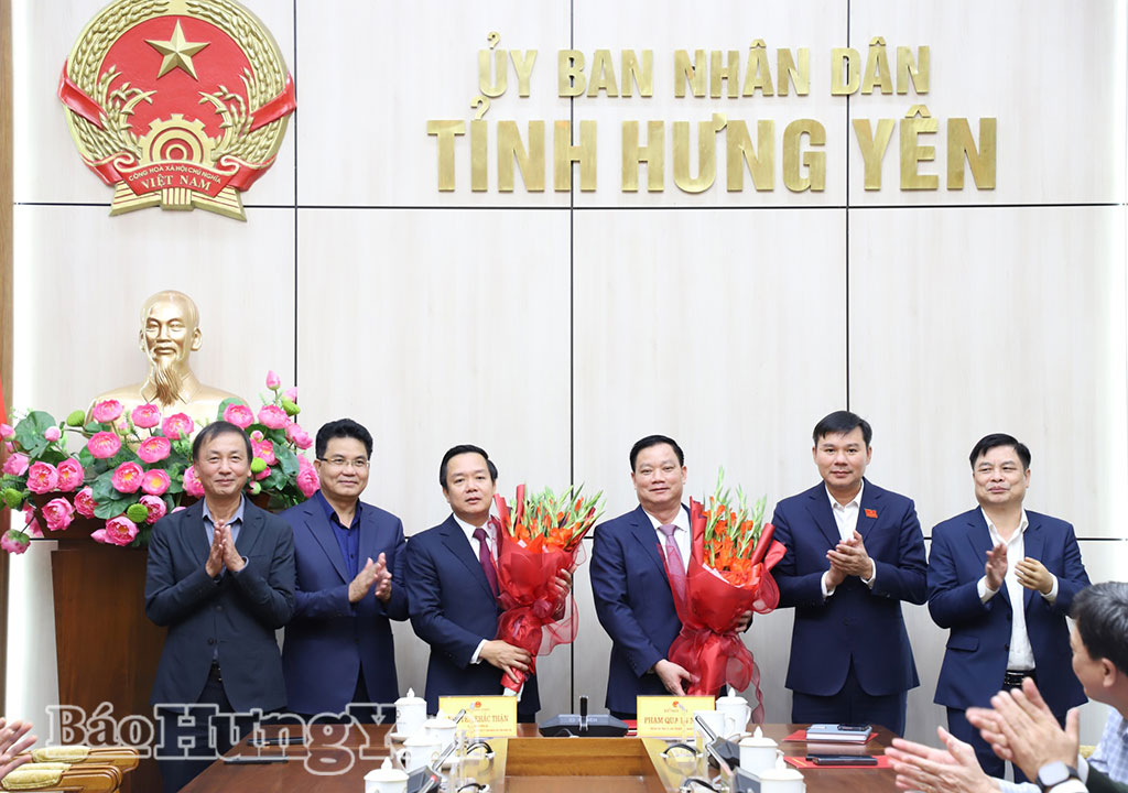 Các đồng chí lãnh đạo UBND tỉnh tặng hoa chúc mừng các đồng chí: Nguyễn Khắc Thận, Bí thư Tỉnh ủy Nghệ An, nguyên Phó Bí thư Tỉnh ủy, nguyên Chủ tịch UBND tỉnh; Phạm Quang Ngọc, Phó Bí thư Tỉnh ủy, Chủ tịch UBND tỉnh.