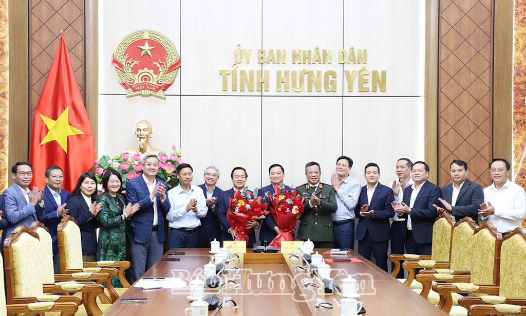 Các đồng chí Ủy viên UBND tỉnh tặng hoa chúc mừng các đồng chí: Nguyễn Khắc Thận, Bí thư Tỉnh ủy Nghệ An, nguyên Phó Bí thư Tỉnh ủy, nguyên Chủ tịch UBND tỉnh; Phạm Quang Ngọc, Phó Bí thư Tỉnh ủy, Chủ tịch UBND tỉnh.