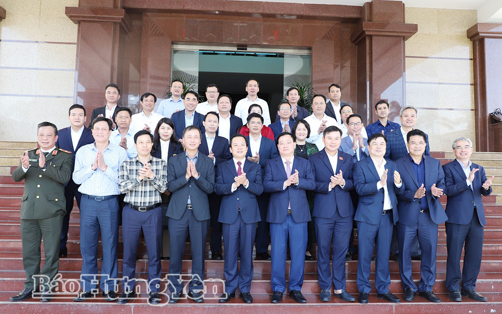 Các đồng chí: Nguyễn Khắc Thận, Bí thư Tỉnh ủy Nghệ An, nguyên Phó Bí thư Tỉnh ủy, nguyên Chủ tịch UBND tỉnh; Phạm Quang Ngọc, Phó Bí thư Tỉnh ủy, Chủ tịch UBND tỉnh chụp ảnh với các đại biểu dự hội nghị.