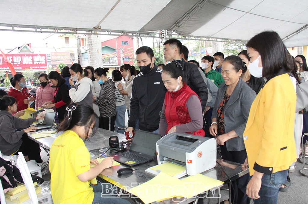 Các tình nguyên viên đăng ký tham gia hiến máu tình nguyện.