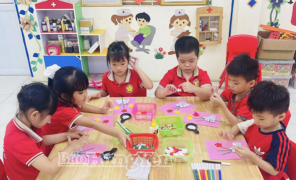 Một giờ học tại Trường Mầm non Hàm Tử (xã Triệu Việt Vương) với nhiều đồ dùng, đồ chơi là sản phẩm của các cô giáo sáng tạo.