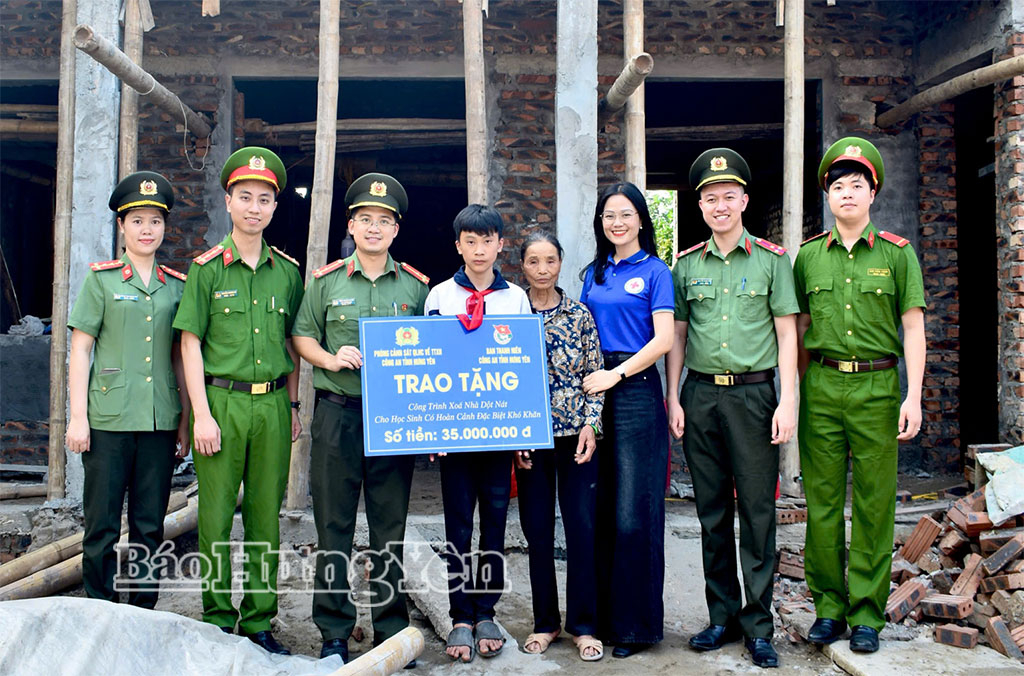 Đoàn thanh niên Công an tỉnh trao tặng công trình xóa nhà dột nát cho học sinh có hoàn cảnh đặc biệt khó khăn.